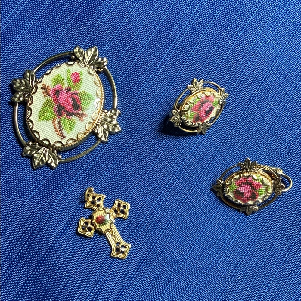 Floral Embroidery Jewelry Set Handmade Framed Pink/Green Point/BROOCH